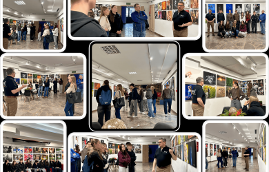 Wycieczka klas fotograficznych na wystawę „Kadrujemy 25”